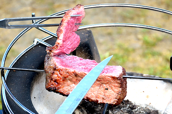 焼きながらナイフで肉を食べる。