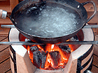七輪にかけた鍋で湯沸かし
